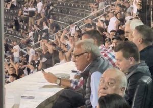 HOTSPORT NA LICU MESTA: Pogledajte reakcije Vučelića i Vazure na skandiranje Grobara! (VIDEO)