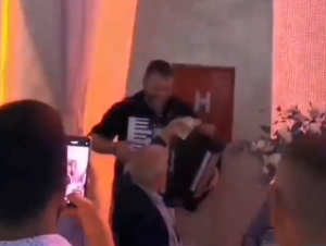 SVE ZA LJUBAV SVE ZA PARTIZAN: Željka Obradovića pogodila pesma – odmah je častio harmonikaša! (VIDEO)