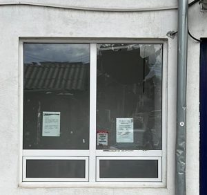 HAOS NA STADIONU NOVOG PAZARA: Napadači na motoru razbili biletarnicu kluba – ‘Hoće da glume navijače Zvezde i Partizana i unovče svoje navijanje!’