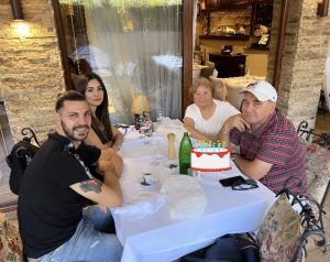 DRAGOVIĆ OBJAVIO SLIKU SA DEDOM: Unuk i njegovi saigrači mu pokvarili rođendansko slavlje! (FOTO)