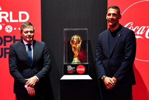 MATERACI POŽELEO ‘DOBRO VEČE’ USRED DANA, PIKSI PEHAR STAVIO U DŽEP: ‘Više vremena sam proveo sa Dekijem Stankovićem nego sa ženom, volim Srbe!’ (FOTO) (VIDEO)