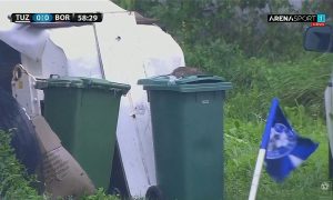 PA OVO JE HIT: Nepozvani gost gledao derbi između Tuzle i Borca! (FOTO)