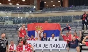 SRBIMA NA EVROBASKETU STIGLA RAKIJA: Napravili su šou na tribinama – oni su pravi vetar u leđa! (VIDEO)