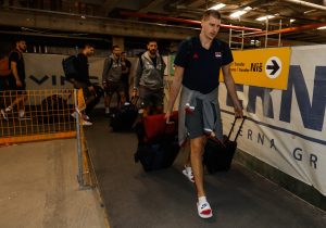 KOŠARKAŠI SRBIJE SA ZAKAŠNJENJEM SLETELI U BEOGRAD: Svi bili pognute glave – jedino je kapiten pričao sa medijima! (FOTO) (VIDEO)