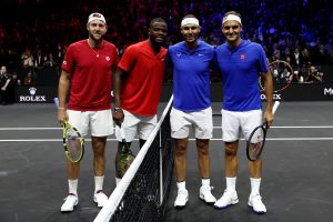 UMALO POEN KARIJERE NA OPROŠTAJU: Kako je samo Federer provukao ovu lopticu? (VIDEO)
