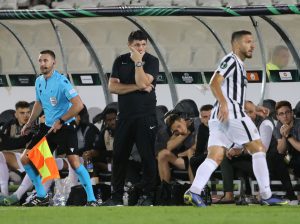 URNEBESNA SITUACIJA NA KONFERENCIJI PARTIZANA: Petrić pričao telefonom, Bilja ga upozorila „Šefe u lajvu smo“ – njegov odgovor je zasmejao sve! (VIDEO)