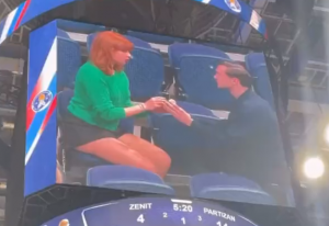 AU, KAKAV BLAM: Momak zaprosio devojku na meču Partizan – Zenit, njen odgovor nije bio očekivan! (VIDEO)