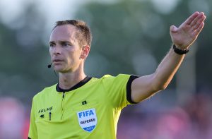 ARBITAR IZ SRBIJE NA NAJVEĆOJ POZORNICI: Žuti zid svedoči deljenju pravde našeg sudije!