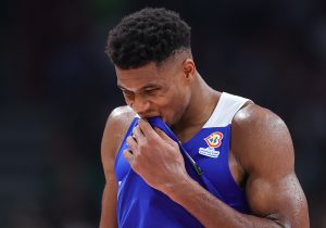 ADETOKUMBO POSLAO PORUKU SUNARODNICIMA: ‘Dali smo sve od sebe, zbog ovog dresa sam se ponovo zaljubio u košarku!’ (FOTO)