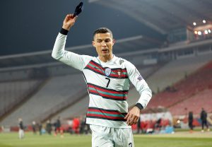 TREBALO JE DA SE PENZIONIŠE I DA NAS OSTAVI NA MIRU: Oglasila se majka dečaka kojem je Ronaldo polupao telefon! (VIDEO)