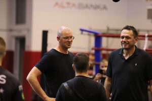 ČOVEK KOJI JE UŠAO U ISTORIJU UFC ORGANIZACIJE STIŽE NA SBC: Spektakl o kom će se pričati! (FOTO)