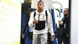 POLITIKA I SPORT SE MEŠAJU I U FRANCUSKOJ: Makron „ubedio“ Mbapea da ostane u Parizu!