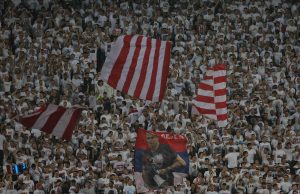 ZVEZDA PONOVO KAŽNJENA OD STRANE UEFA: Laser, baklje i ubacivanje predmeta skupo koštale crveno-bele!