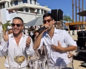 NOVAK UZEO MIKROFON I ZAPEVAO POZNATI HIT: Jelena se valjda neće naljutiti – pokazao je svoj talenat! (VIDEO)