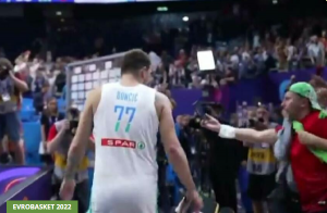 NEPOTREBNO GRUBA REAKCIJA: Navijač hteo selfi sa nervoznim Dončićem, obezbeđenje odmah reagovalo!