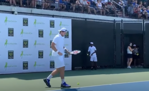 NOVICKI I DONČIĆ IGRALI TENIS I ODUŠEVILI PUBLIKU: Luka se nervirao, a Dirk mu poručio da se drži košarke! (VIDEO)