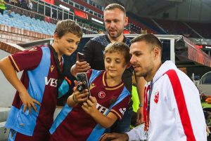NAVIJAČI TRABZONA TRAŽILI SLIKU SA GOBELJIĆEM: Srpski fudbaler im izašao u susret i oduševio mališane! (FOTO)
