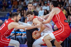 GRUZIJCI SLAVILI NAKON HAOSA: Ataman nasrtao na sudije – Korkmaz isključen pa napadnut, Turci prete istupanjem! (VIDEO)