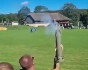 ‘HOĆEŠ ZOLJU SINE? DA GA DOKUSURIŠ’: Neverovatna scena u Hrvatskoj, huligan ispalio projektil pravo na teren! (VIDEO)