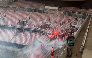 HAOS U NICI – PARTIZANOVA GRUPA STVARNO „GORI“: Gostujući navijači napali domaće, ima i povređenih! (VIDEO)