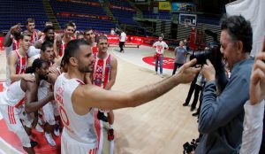 LOŠE VESTI ZA ZVEZDU: Jeadn od najbolji došao na slikanje, noga potpuno izolovana! (FOTO)