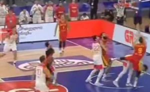 SUDIJE ‘POKRALE’ CRNOGORCE: Neverovatna odluka arbitara skupo koštala ekipu selektora Radovića, igrači ne mogu da veruju! (VIDEO)