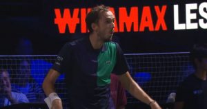 OVO NE PRILIČI JEDNOM ŠAMPIONU: Medvedev pobesneo, pa gestikulirao publici da su majmuni! (VIDEO)