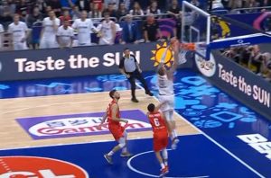 OVO SE RETKO VIĐA: Dva promašena zakucavanja za 13 sekundi! (VIDEO)