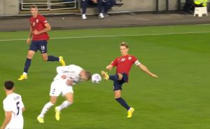 PAVLOVIĆ KAO VIDIĆ NEKAD: Ide glavom gde drugi ne smeju nogom! (FOTO) (VIDEO)