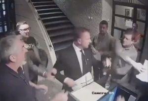 SNIMAK SUKOBA U PROSTORIJAMA SD PARTIZAN: Ostoja protiv Vazure i obezbeđenja! (VIDEO)