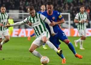 PONIŠTEN GOL, EKSPRESNO IZJEDNAČENJE, ALI KRATKA RADOST: Pešić igrao rukom, ali je Mitrović pogodio – domaći brzo ponovo poveli! (VIDEO)