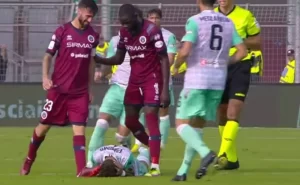 KOPAČKOM NA GLAVU DOK LEŽI: Kakvo odsustvo ljudskosti – Ovom čoveku nije mesto na terenu! (VIDEO)