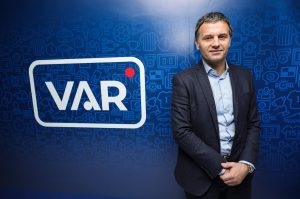 GROBARI ĆE SADA JOŠ VIŠE POBESNETI: Slika predsednika sudijske komisije u Zvezdinoj opremi ispred stadiona! (VIDEO)