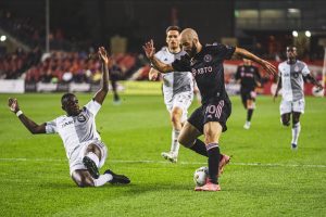 KRAJ ZA VELIKOG IGRAČA: Suze na oproštaju napadača! (FOTO)