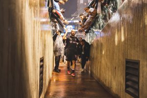 GONZALO MNOGO SI DAO FUDBALU, SAD UŽIVAJ: Suze napadača nakon poslednje utakmice u karijeri! (VIDEO)