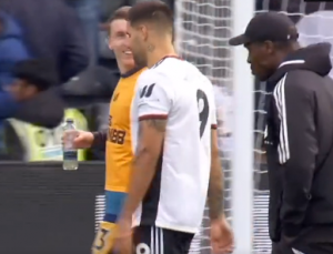 DA LI OVO ZNAČI DA ĆE SVE BITI DOBRO: Mitrović snimljen pri izlasku sa terena – jedan detalj svima zapao za oko! (VIDEO)