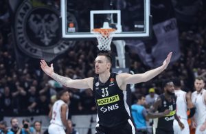 SJAJNA ATMOSFERA U SVLAČIONICI PARTIZANA: Danilo Anđušić puštao pesme poznate srpske pevačice – Amerikanci se nisu bunili! (VIDEO)