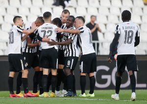 FANTASTIČNI PETRIĆ ODBRANIO SVE OSIM JEDNOG UDARCA: Vujačić pogodio za prednost Partizana na poluvremenu! (VIDEO)