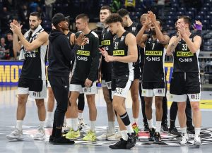 SJAJNO PRVO POLUVREME CRNO-BELIH: Ledej najzaslužniji za +19!