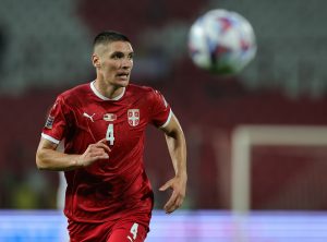 VELIKI SKANDAL ZBOG SUDIJSKE ODLUKE: Džeko s leđa faulirao Milenkovića, arbitar odmah suspendovan! (VIDEO)