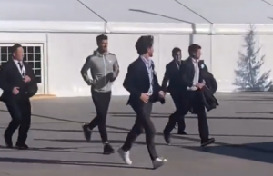 NOVAK ĐOKOVIĆ KAO POLITIČAR: Trči sa šest članova obezbeđenja oko sebe, a deca ih prate! (VIDEO)