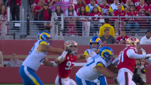 TAKO SE TO RADI: Uleteo na teren, ali su ga fudbaleri počistili! (VIDEO)