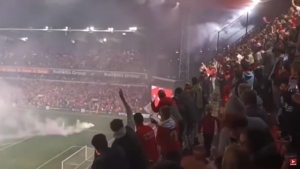 ANDERLEHT SE RASPADA, NAVIJAČI PALILI STADION RIVALA: Poptuni haos u Belgiji, meč napušten! (VIDEO)