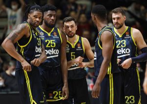 MORAO JE DA SE SREDI, IPAK JE TO DERBI: Nesvakidašnja scena – Gudurićev saigrač nalakirao nokte! (FOTO)