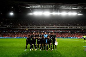 ‘KIŠA’ GOLOVA U LISABONU, BENFIKA PONOVO VODI: Kostić asistirao, Vlahović zatresao mrežu Portugalaca! (VIDEO)