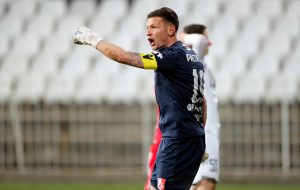 UZ POMOĆ SUDIJE SU MI ZAVRŠILI KARIJERU: Reči golmana koji je slomio ruku, potom doživeo incident sa publikom! (VIDEO)