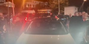 KAKO SU NAVIJAČI OPKOLILI ĐOKOVIĆA ISPRED MARAKANE: Srpski teniser nije imao gde – smeškao se iz kola! (VIDEO)