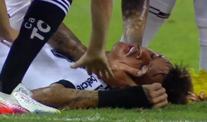 DRAMATIČNE SCENE: Brazilca oživljavali na terenu, hitno je hospitalizovan! (VIDEO)