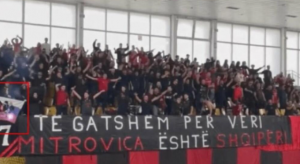 SKANDALOZNO PONAŠANJE ALBANSKIH NAVIJAČA: Zapalili srpsku zastavu i režirali haos na utakmici!