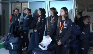 ODBOJKAŠICE STIGLE U SRBIJU: Gromoglasan aplauz za zlatne heroine na aerodromu – spremite se za doček! (VIDEO)